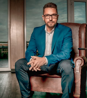 Ákos arra biztat, erősítsük meg a szellemi immunrendszerünket