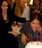 Salma Hayek Angelina Jolie-val szülinapozott, az arca egy tortában landolt