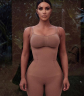 Kritizálták Kim Kardashian alakformáló fehérneműjének méretezését