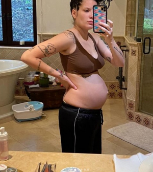 Halsey a testéről posztolt: "Nem akarom azt az illúziót kelteni, hogy szülés után azonnal jól kell kinézni!"