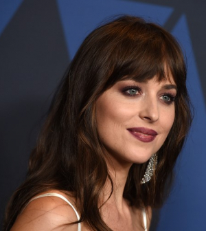 Dakota Johnson kiállt Shia LaBeouf, Johnny Depp, és Armie Hammer mellett